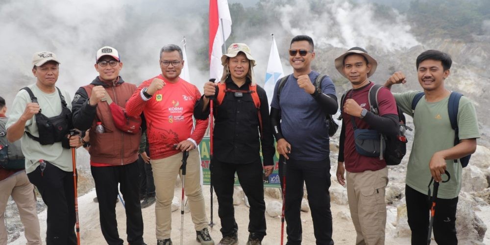 KEGIATAN KIBARKAN MERAH PUTIH DI KAWASAN KAWAH RATU GUNUNG SALAK DI KECAMATAN PAMIJAHAN KABUPATEN BOGOR