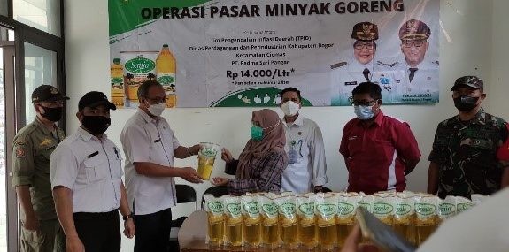 Operasi Pasar Minyak Goreng Kemasan di Kecamatan Ciomas