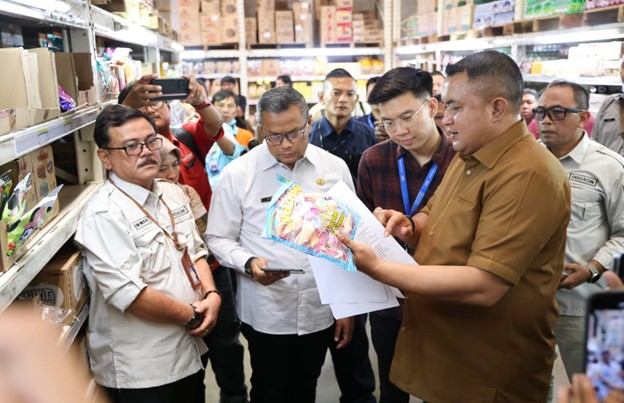 BUPATI BOGOR SIDAK DUA SUPERMARKET BESAR, PASTIKAN TIDAK ADA PRODUK MENGANDUNG BABI